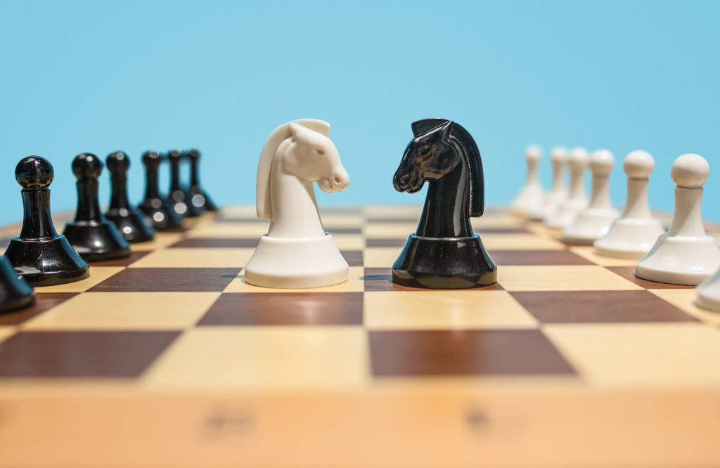 The chess board and game concept of business ideas and competition. Postoje politických stran ke svobodě projevu 2021