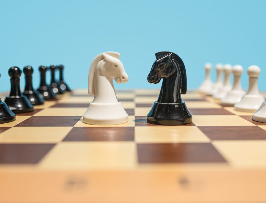 The chess board and game concept of business ideas and competition. Postoje politických stran ke svobodě projevu 2021
